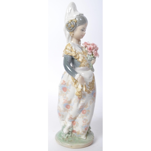 40 - Lladro - A vintage 20th century Spanish porcelain Lladro figurine 'Valencian Girl with Flowers'. No ... 