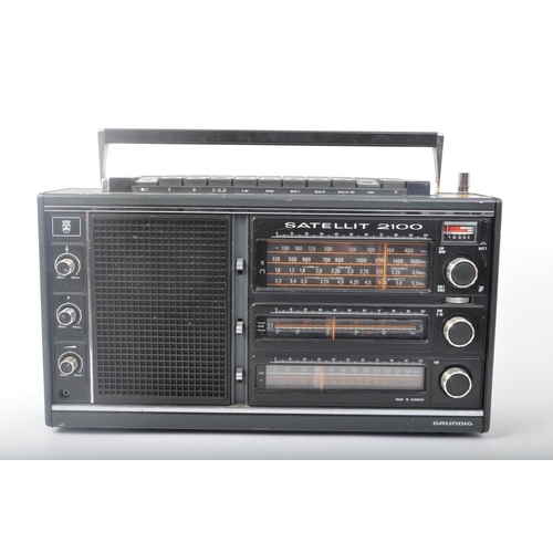 408 - Two retro vintage 20th century radiophonic equipment. The lot to include a Grundig Satellite 2100 wo... 