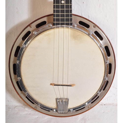 425 - Ludwig Professional - A vintage Ludwig professional Banjolele with nylon strings, faux  mother of pe... 