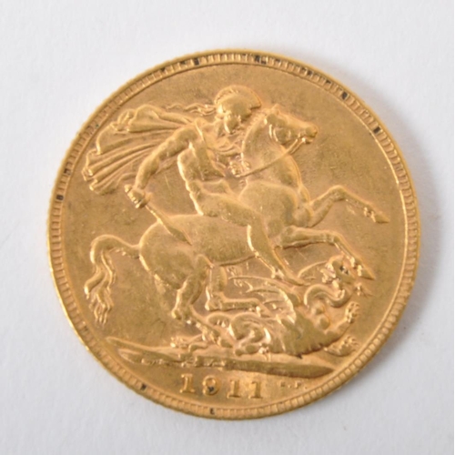 475 - A King George V, 1911, 22ct gold full sovereign having the King's profile to the obverse & St George... 