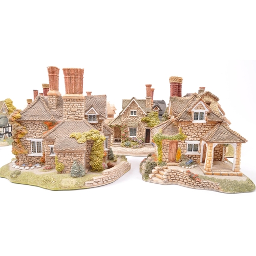 48 - Lilliput Lane - A collection of vintage 20th century boxed and unboxed Lilliput Lane cottage figures... 