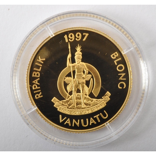 480 - Vanuatu Gold Proof 100 Vatu 1997, commemorating Queen Mother 'Lady of the Century' obverse Queen Mot... 