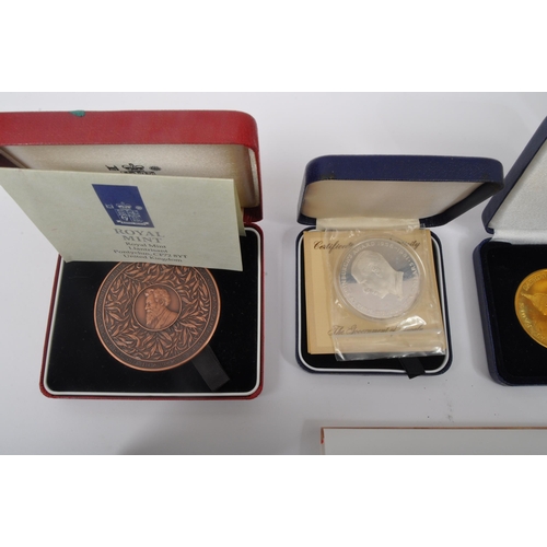 515A - An assortment of vintage 20th century commemorative silver & other coins and medals. The lot to incl... 