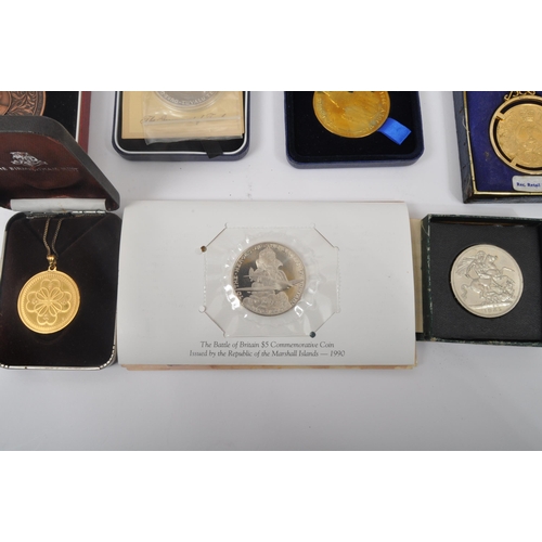 515A - An assortment of vintage 20th century commemorative silver & other coins and medals. The lot to incl... 