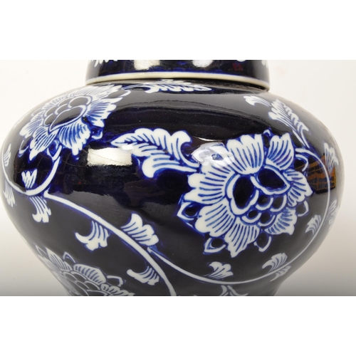 86 - A vintage 20th Century India Jane blue & white ceramic vase. Having a blue bulb top handle with lid,... 