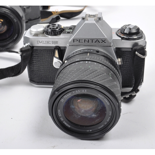 265 - A collection of vintage SLR 35mm film cameras. Models are: Minolta Dynax 9xi - Lens 28-90mm f.4-5.6 ... 