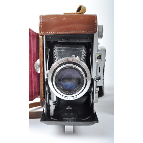 307 - A mixed collection of vintage cameras. Models are: 2 x Voigltlander Brillant - lens 7.5cm f 3.5 (bla... 