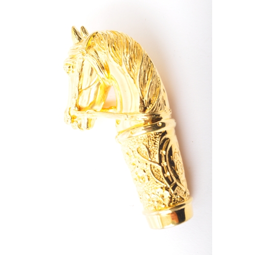 271a - A contemporary Victorian style yellow metal walking stick handle in the form of a horse. The handle ... 