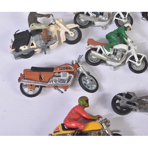 123 - A collection of assorted vintage Britain's and Lesney made diecast and plastic model motorcycle / mo... 