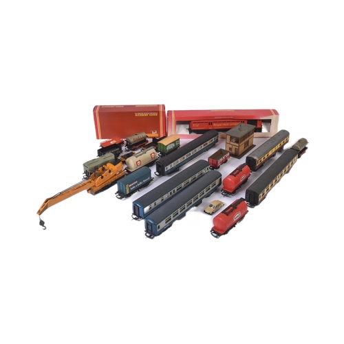 134 - A collection of assorted OO gauge model railway rolling stock wagons and carriages. Largely Hornby a... 