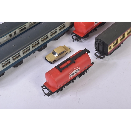 134 - A collection of assorted OO gauge model railway rolling stock wagons and carriages. Largely Hornby a... 