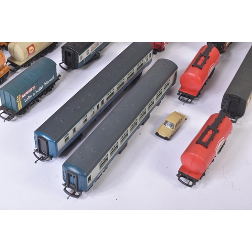 134 - A collection of assorted OO gauge model railway rolling stock wagons and carriages. Largely Hornby a... 