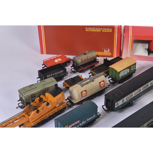 134 - A collection of assorted OO gauge model railway rolling stock wagons and carriages. Largely Hornby a... 