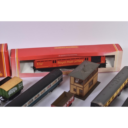 134 - A collection of assorted OO gauge model railway rolling stock wagons and carriages. Largely Hornby a... 