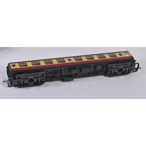 134 - A collection of assorted OO gauge model railway rolling stock wagons and carriages. Largely Hornby a... 