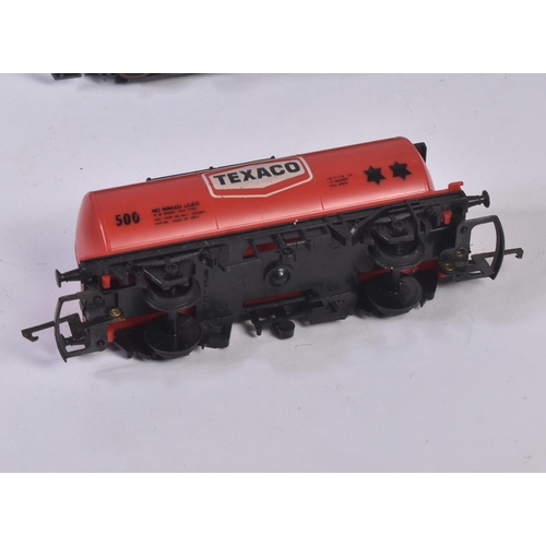 134 - A collection of assorted OO gauge model railway rolling stock wagons and carriages. Largely Hornby a... 