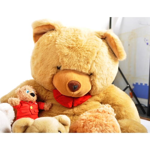 135 - Teddy Bears - a collection of x 8 assorted teddy bears / plush toys to include Breezy, Character Co.... 