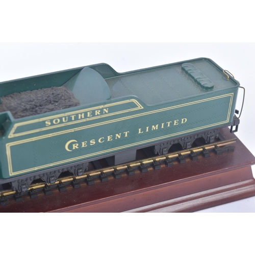 157 - An original Franklin Mint made HO / OO gauge model railway trainset locomotive engine. The loco bein... 