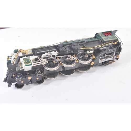 157 - An original Franklin Mint made HO / OO gauge model railway trainset locomotive engine. The loco bein... 