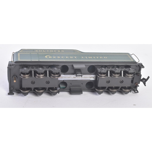 157 - An original Franklin Mint made HO / OO gauge model railway trainset locomotive engine. The loco bein... 