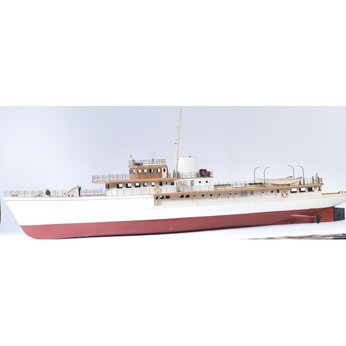 175 - Model RC Boat - a well made large scale radio controlled model RC boat of a yacht / cruiser. Highly ... 