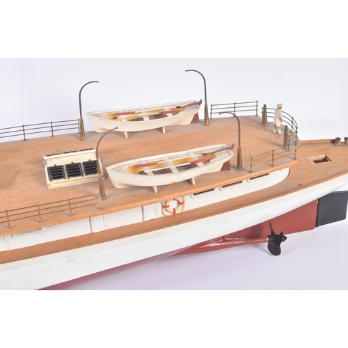 175 - Model RC Boat - a well made large scale radio controlled model RC boat of a yacht / cruiser. Highly ... 