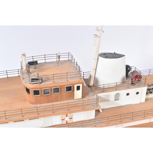 175 - Model RC Boat - a well made large scale radio controlled model RC boat of a yacht / cruiser. Highly ... 