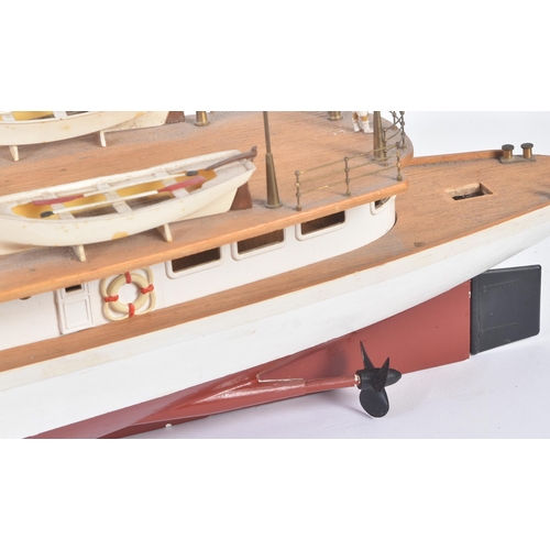 175 - Model RC Boat - a well made large scale radio controlled model RC boat of a yacht / cruiser. Highly ... 