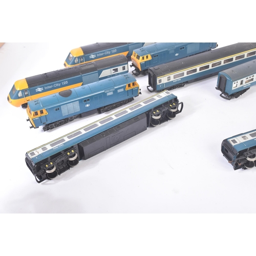 184 - A collection of vintage Hornby OO gauge model railway diesel trainset locomotive engines and carriag... 