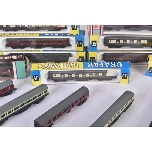 185 - A collection of vintage N gauge model railway trainset locomotive rolling stock coaches / carriages ... 