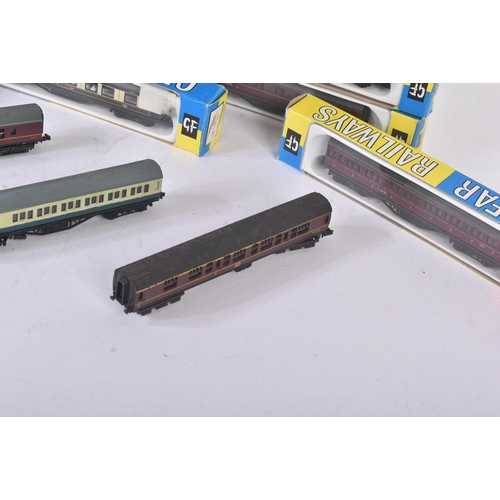 185 - A collection of vintage N gauge model railway trainset locomotive rolling stock coaches / carriages ... 