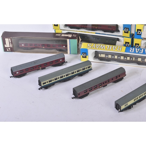 185 - A collection of vintage N gauge model railway trainset locomotive rolling stock coaches / carriages ... 