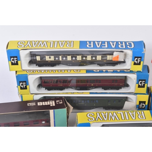 185 - A collection of vintage N gauge model railway trainset locomotive rolling stock coaches / carriages ... 