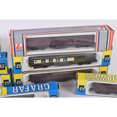 185 - A collection of vintage N gauge model railway trainset locomotive rolling stock coaches / carriages ... 