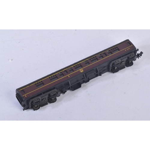 185 - A collection of vintage N gauge model railway trainset locomotive rolling stock coaches / carriages ... 