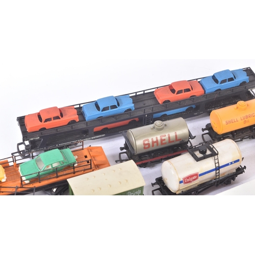 191 - A collection of assorted OO gauge model railway trainset locomotive rolling stock wagons. Largely Tr... 