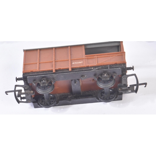 191 - A collection of assorted OO gauge model railway trainset locomotive rolling stock wagons. Largely Tr... 