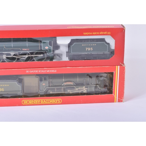 204 - Two vintage Hornby OO gauge model railway trainset locomotive engines comprising; R154 Southern Rail... 