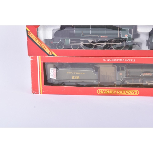 204 - Two vintage Hornby OO gauge model railway trainset locomotive engines comprising; R154 Southern Rail... 