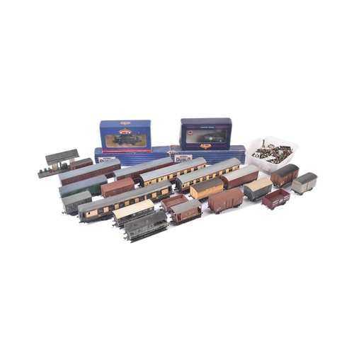 218 - A collection of assorted OO gauge model railway trainset locomotive rolling stock wagons, coach / ca... 