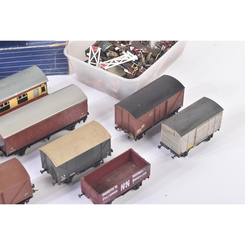 218 - A collection of assorted OO gauge model railway trainset locomotive rolling stock wagons, coach / ca... 