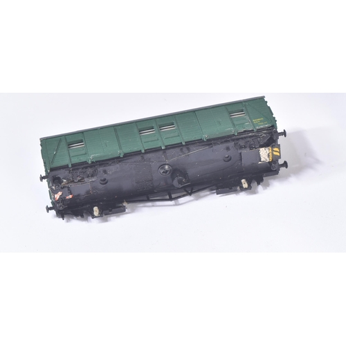 218 - A collection of assorted OO gauge model railway trainset locomotive rolling stock wagons, coach / ca... 