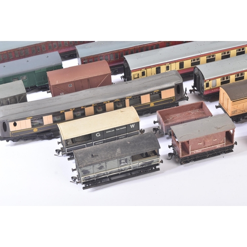 218 - A collection of assorted OO gauge model railway trainset locomotive rolling stock wagons, coach / ca... 