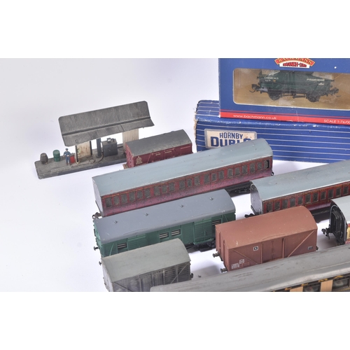 218 - A collection of assorted OO gauge model railway trainset locomotive rolling stock wagons, coach / ca... 