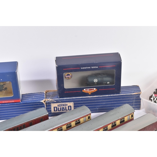 218 - A collection of assorted OO gauge model railway trainset locomotive rolling stock wagons, coach / ca... 