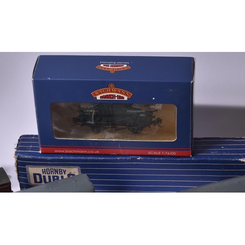 218 - A collection of assorted OO gauge model railway trainset locomotive rolling stock wagons, coach / ca... 