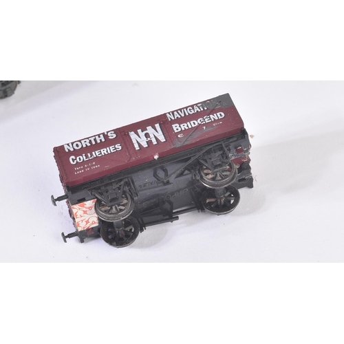 218 - A collection of assorted OO gauge model railway trainset locomotive rolling stock wagons, coach / ca... 