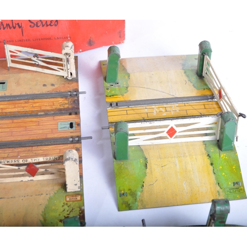 230 - A collection of x11 vintage Hornby Series tinplate clockwork model railway trainset Level Crossing a... 