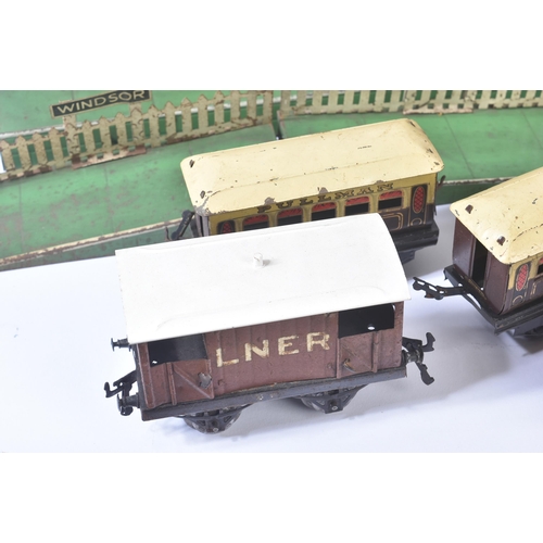 249 - A collection of vintage O gauge tinplate clockwork model railway trainset locomotive engines, wagons... 