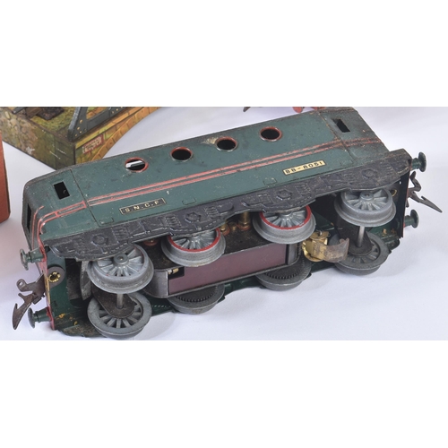 249 - A collection of vintage O gauge tinplate clockwork model railway trainset locomotive engines, wagons... 